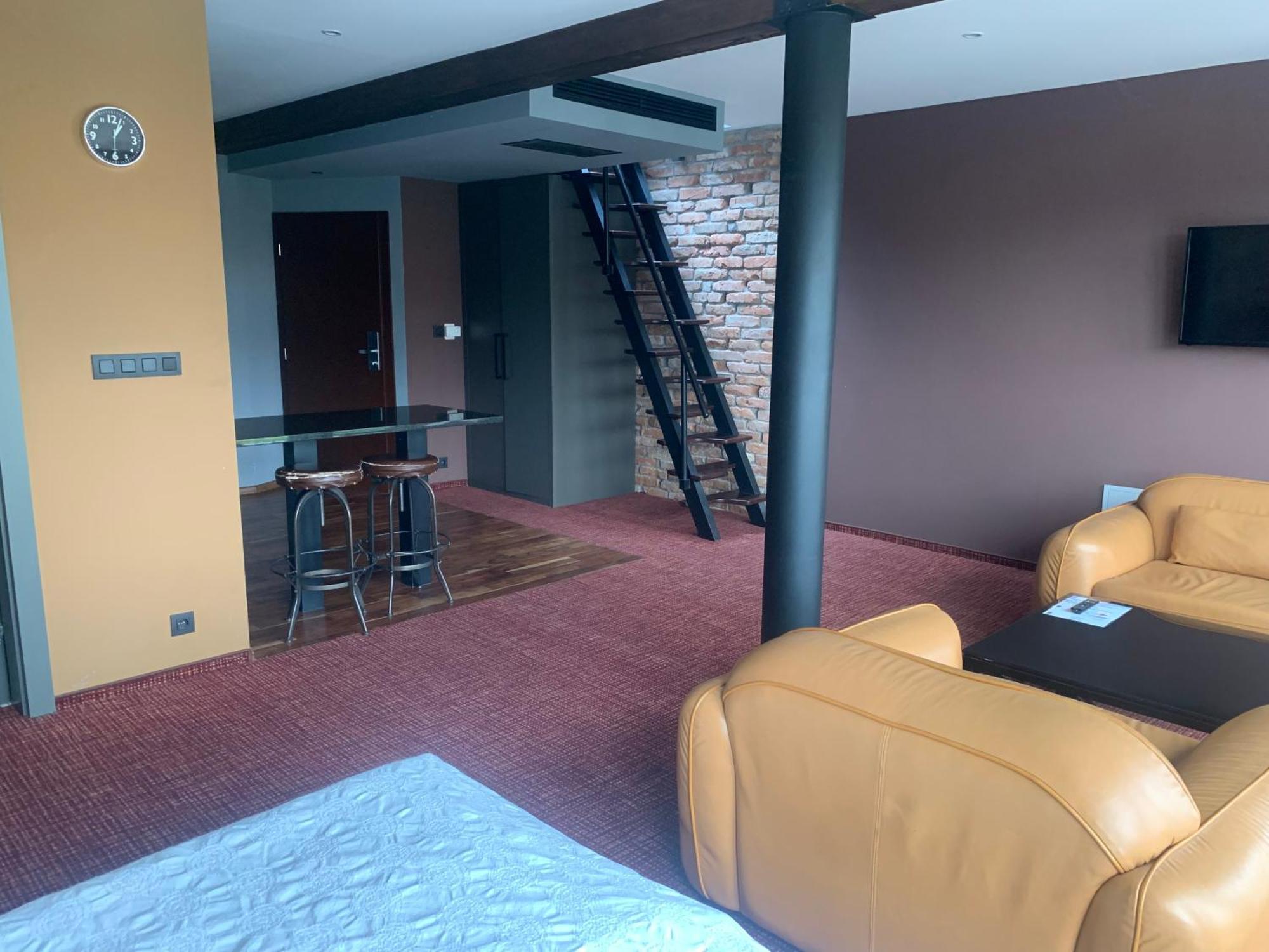 Hotel Alexander'S Νίτρα Εξωτερικό φωτογραφία