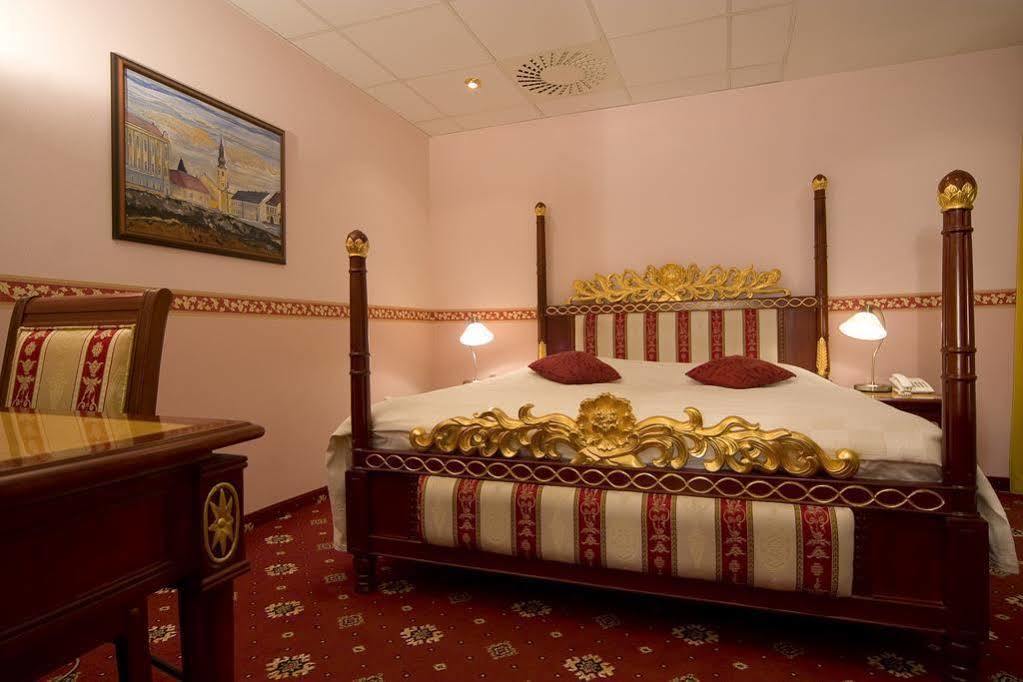 Hotel Alexander'S Νίτρα Εξωτερικό φωτογραφία