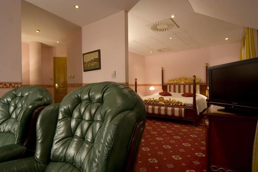 Hotel Alexander'S Νίτρα Εξωτερικό φωτογραφία